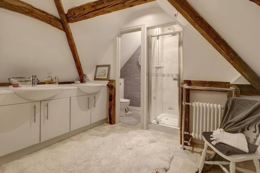 Historic Cotswold Chic Style For Uk Staycation Bourton-on-the-Water Exterior photo