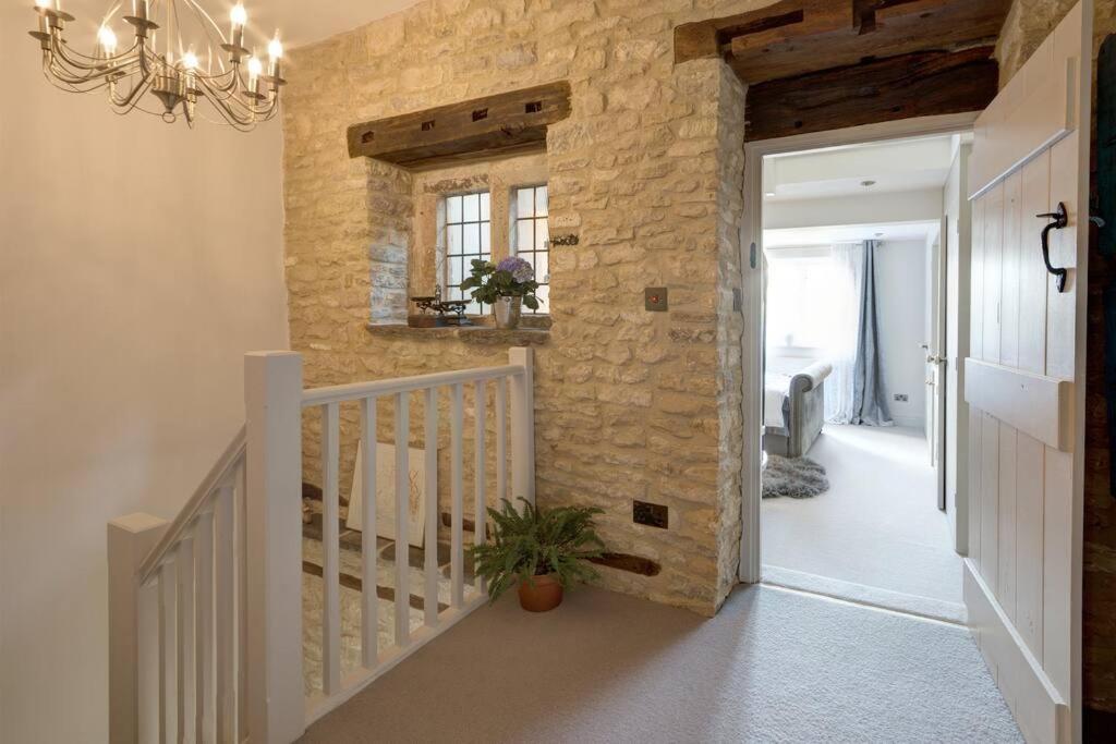 Historic Cotswold Chic Style For Uk Staycation Bourton-on-the-Water Exterior photo