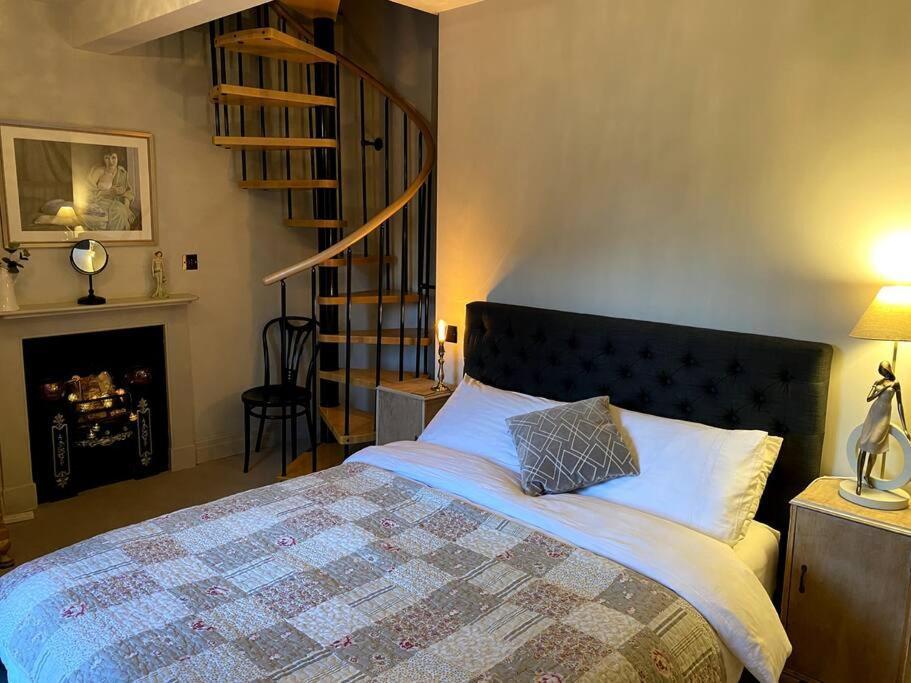Historic Cotswold Chic Style For Uk Staycation Bourton-on-the-Water Exterior photo