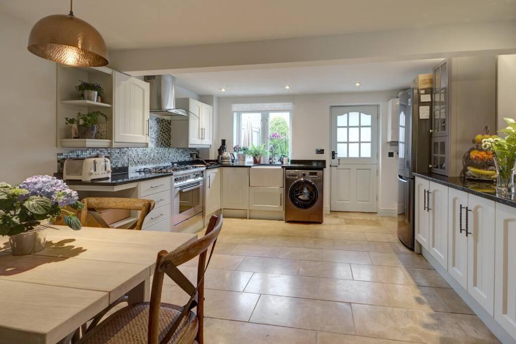 Historic Cotswold Chic Style For Uk Staycation Bourton-on-the-Water Exterior photo